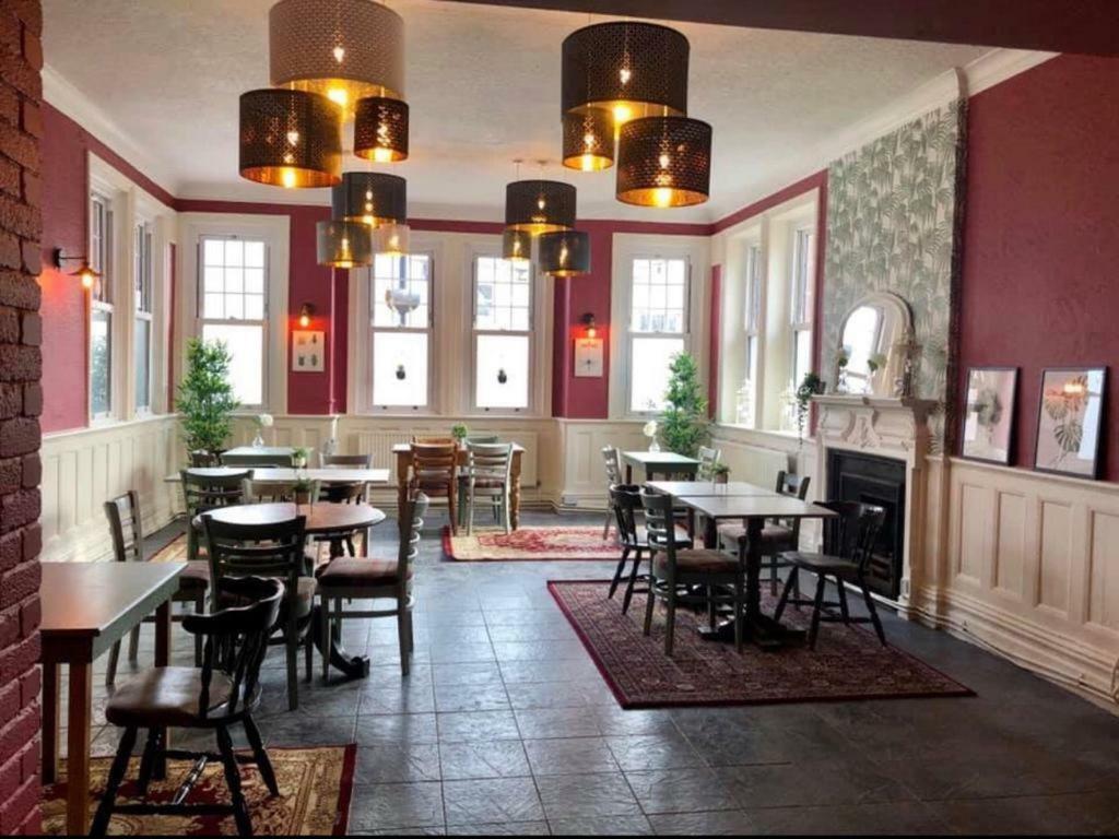 The Newbridge Hotel ภายนอก รูปภาพ